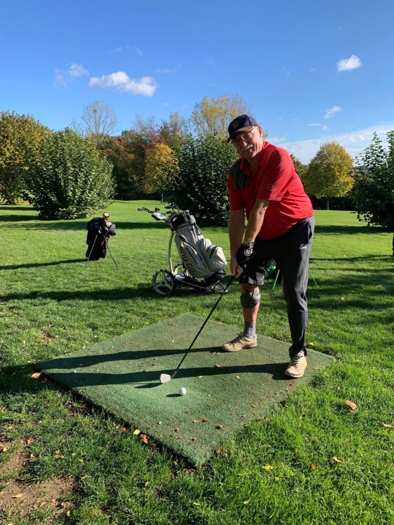 Herr Drescher auf dem Golfplatz